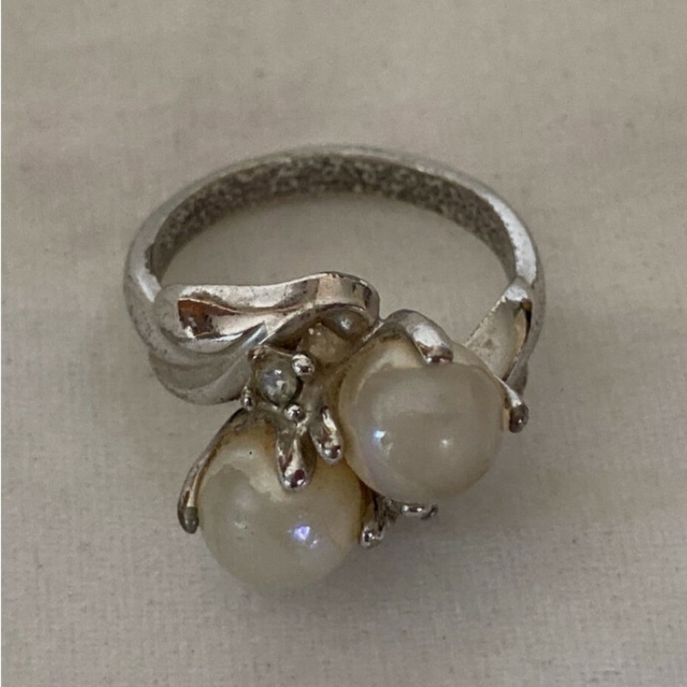 Vintage Silver Toned Ring w/ 2 pearls